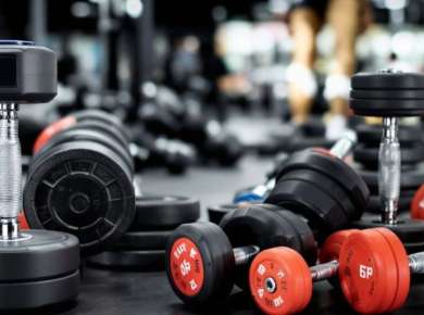 Einstellbare und feste Hanteln im Fitnessstudio.