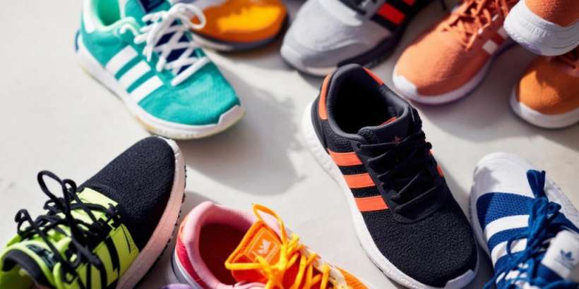 Verschiedene Adidas Schuhe in stilvollem Design.