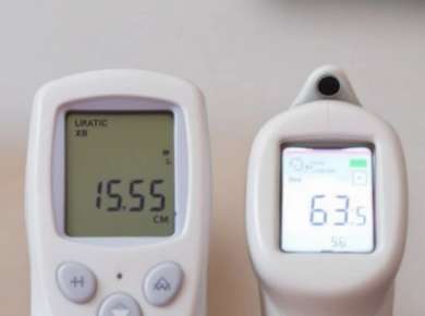 Digital- und Infrarotthermometer nebeneinander.
