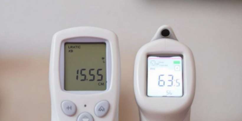 Digital- und Infrarotthermometer nebeneinander.