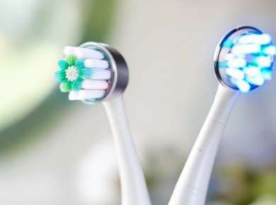 Elektrische Zahnbürsten, schall und rotierend, im Fokus.