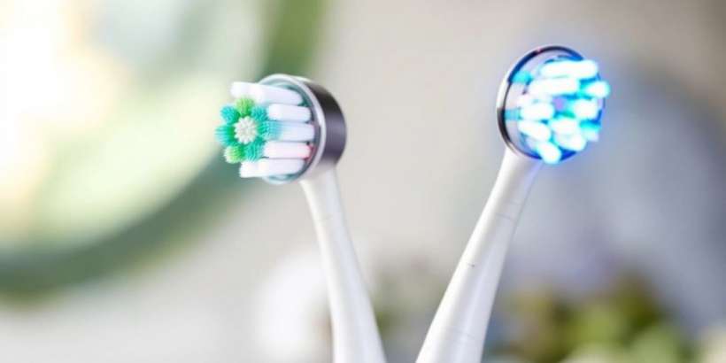 Elektrische Zahnbürsten, schall und rotierend, im Fokus.