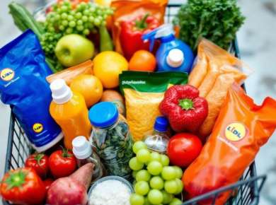 Bunte Auswahl an Lidl-Produkten im Einkaufswagen.