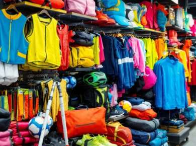 Vielfalt an Sportartikeln im Decathlon Geschäft.