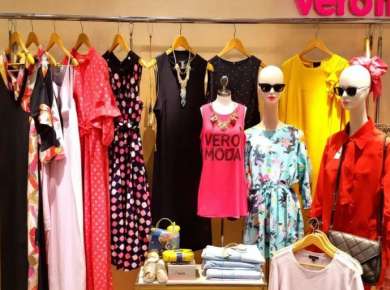 Fotografie von Vero Moda Kleidung und Accessoires.