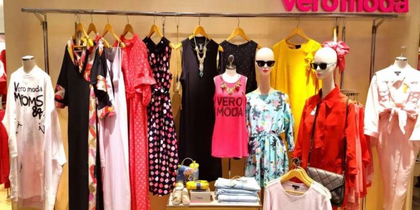 Fotografie von Vero Moda Kleidung und Accessoires.