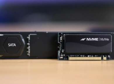 Nahaufnahme von SATA und NVMe SSDs.