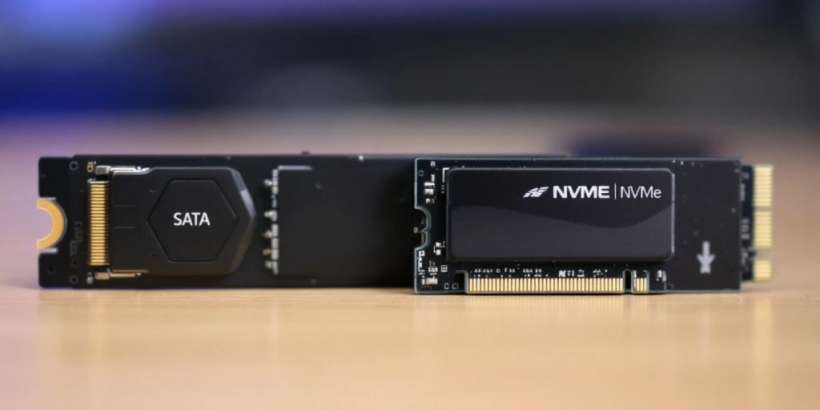 Nahaufnahme von SATA und NVMe SSDs.