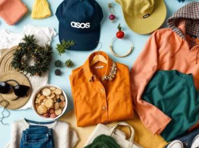 Verschiedene modische Produkte von Asos auf einem Hintergrund.