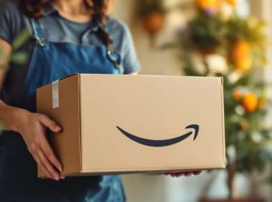 Lieferung eines Amazon-Pakets an der Haustür.