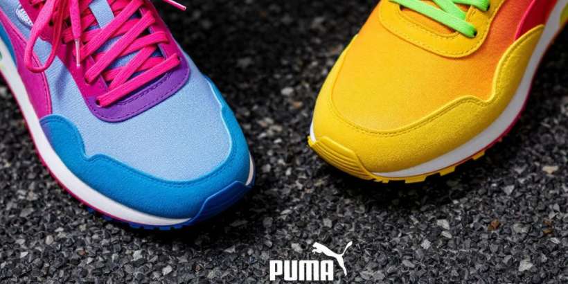 Puma Sneaker in bunten Farben auf texturiertem Untergrund.