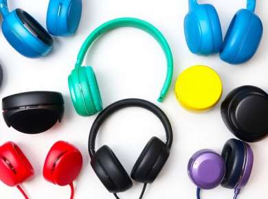Eine Auswahl günstiger Bluetooth Kopfhörer in verschiedenen Farben.