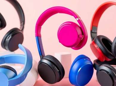 Verschiedene günstige Bluetooth Kopfhörer in bunten Designs.
