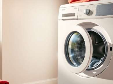 Moderne Waschmaschine in einem eleganten Waschraum.
