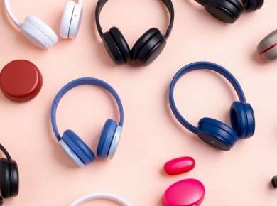 Bunte Auswahl an günstigen Bluetooth-Kopfhörern auf einem Tisch.
