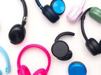 Verschiedene günstige Bluetooth-Kopfhörer in bunten Designs.