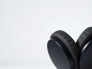 Moderne Over-Ear Bluetooth Kopfhörer auf neutralem Hintergrund.