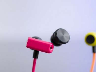 Moderne Bluetooth In-Ear Kopfhörer in verschiedenen Farben.
