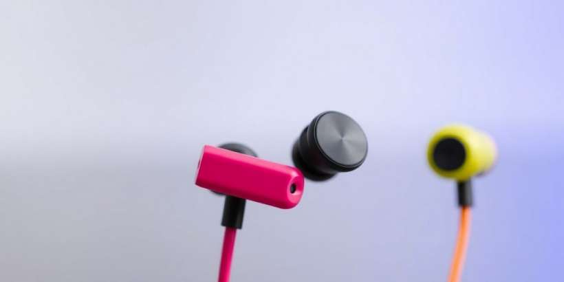 Moderne Bluetooth In-Ear Kopfhörer in verschiedenen Farben.