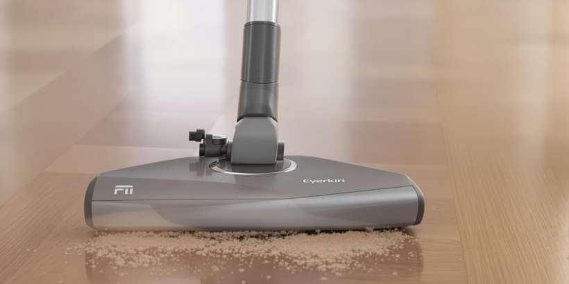 Moderne Staubsauger auf Holzboden in Aktion.