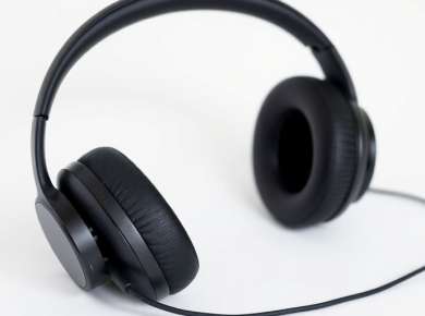 Stylische Over-Ear Bluetooth Kopfhörer auf weißem Hintergrund.