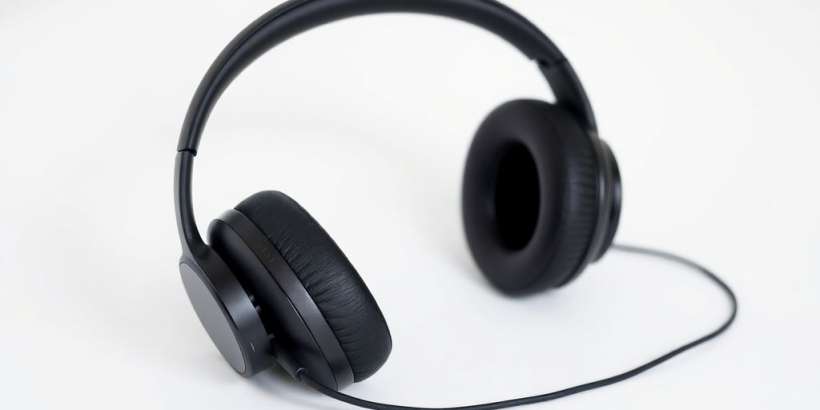 Stylische Over-Ear Bluetooth Kopfhörer auf weißem Hintergrund.