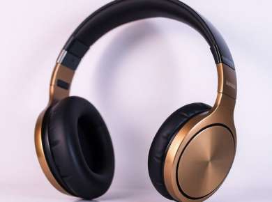 Moderne On-Ear Bluetooth Kopfhörer auf einem eleganten Hintergrund.