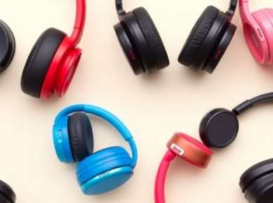 Verschiedene günstige Bluetooth Kopfhörer in bunten Farben.