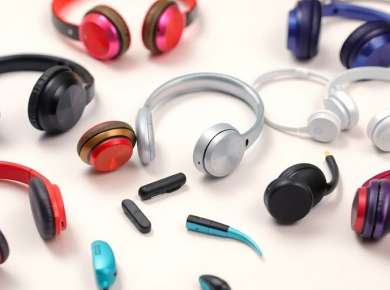 Verschiedene Bluetooth Kopfhörer auf einem Tisch