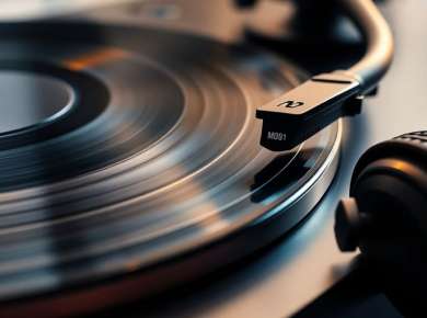 Plattenspieler mit Vinyl und Kopfhörern