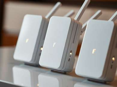 Verschiedene WLAN-Extender mit leuchtenden Lichtern