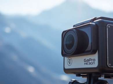 Actionkamera vor Berglandschaft