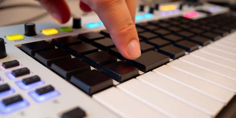 MIDI-Controller mit leuchtenden Tasten und Reglern.