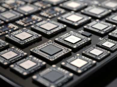 Nahaufnahme von Smartphone-Chips auf einer Platine.