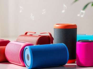 Verschiedene Bluetooth-Lautsprecher mit musikalischen Elementen