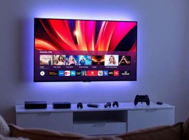 Verschiedene Streaming-Geräte und Fernseher.