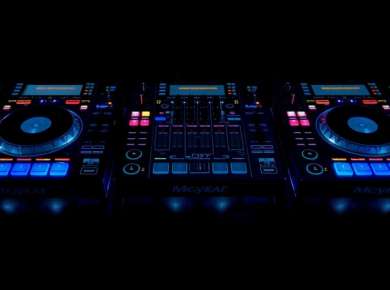Drei DJ-Controller auf schwarzem Hintergrund