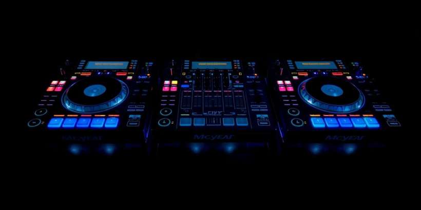 Drei DJ-Controller auf schwarzem Hintergrund