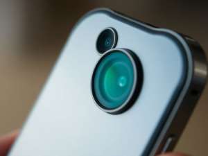 Smartphone mit Kameraobjektiv und verschwommenem Hintergrund